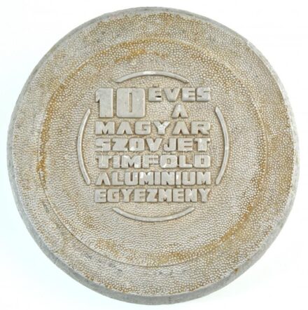 1972. '10 éves a magyar-szovjet timföld-alumínium egyezmény' nagyméretű Al plakett (155mm) T:2 patina, karcos hátlap és perem