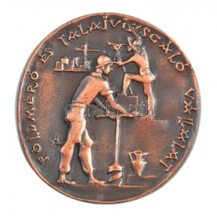 Madarassy Walter (1909-1994) DN 'Földmérő és Talajvizsgáló Vállalat / 25 év szolgálatért' öntött bronz emlékplakett, eredeti tokban (~100mm) T:1-