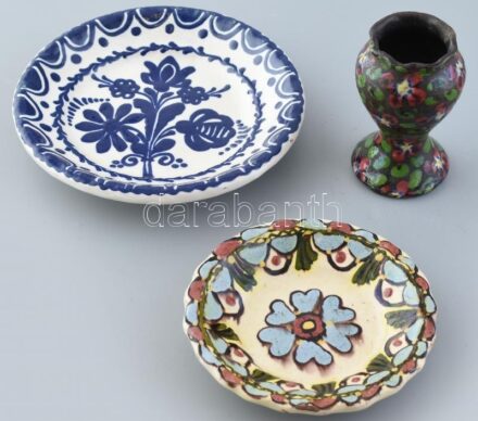 3 db kerámia tárgy, 2 db tálka és mini váza, kézzel festett, jelzett, lepattanásokkal, d: 13,5 és 18,5 cm, m: 10 cm