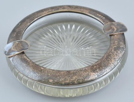 Ezüstözött alpakka szegélyű kristály hamutálca 1899-1924 gravírozással. d: 16,5 cm