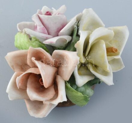 Capodimonte rózsák. Kézzel festett, jelzett, sérült. m:5 cm