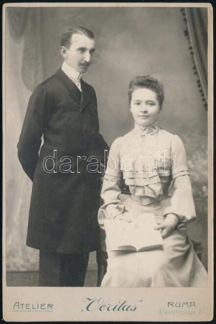 1905 Fiatal pár portréja, keményhátú fotó egy rumai műteremből, 16×10,5 cm