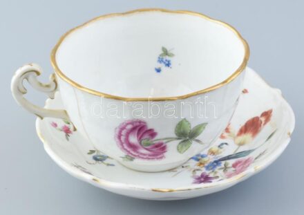 Antik teáscsésze, herendi jellegű, kézzel festett mintával, porcelán, jelzés nélkül, repedéssel, kopásokkal, m:7cm, d:13,5cm