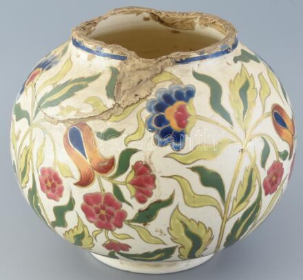 Fischer Ignác korsó, kézzel festett aranyozott porcelánfajansz, fragmentum, ragasztott repedt, kopott, mázalatti kékkel jelzett, m:19cm, d:24cm