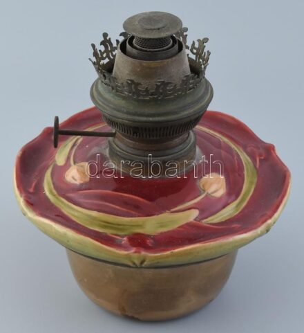 Szecessziós petróleumlámpa, fragmentum, színesen festett fajansz, fém felsőrésszel, üveg alsórésszel, kopott, mázrepedt, m:21cm, d:19,5cm