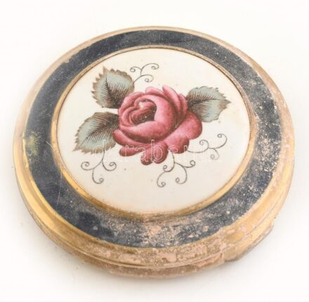 Angol pudrié, fém, matricás porcelán betéttel, jelzett, kopott, d:7,5cm