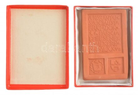 1977. 'A kőbányai Szocialista Brigádok Parkja építésének emlékére MCMLXXVII' egyoldalas kerámia plakett tokban (69x110mm) T:1-