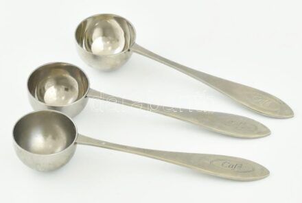 3 db fém kávémérő kanál, kis kopásnyomokkal, h: 15,5 cm