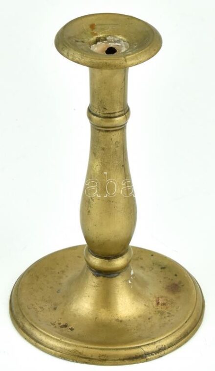 Bronz gyertyatartó, kopott, horpadásokkal, m:17,5cm
