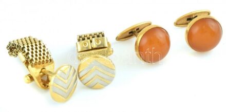 2 db fém mandzsettagomb, egyik borostyános, kopott.