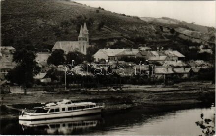 Tokaj, látkép, 'HORTOBÁGY' vízibusz. Képzőművészeti Alap Kiadóvállalat