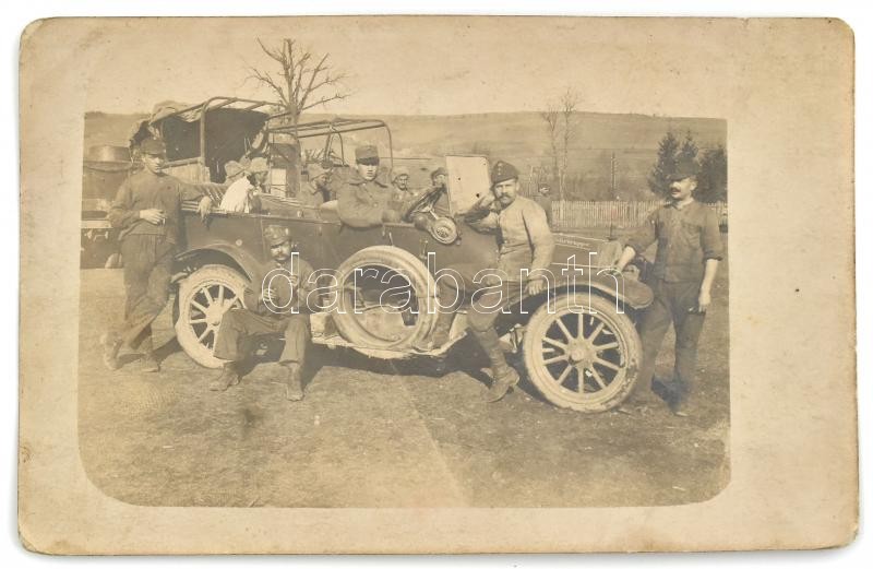 cca. 1910 I. Világháborús katonák, Gräf & Stift Bécsi autógyár automobilban és körülötte. Fotó, foltos. 9X13,5cm