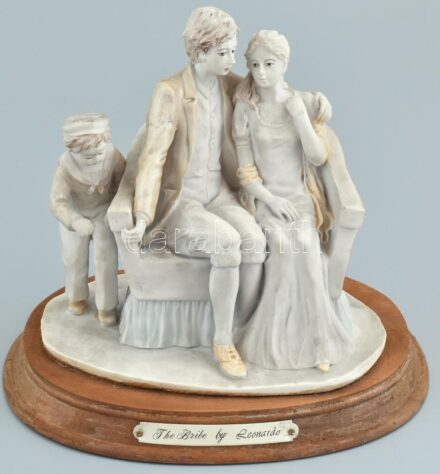 Leonardo márkájú: A megvesztegetés, műgyanta szobor, fa talpon. Kopott, restaurált, jelzett, m: 21cm