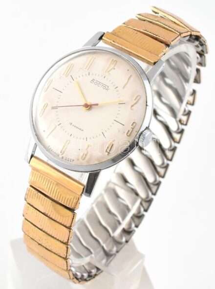 Vosztok 18 köves, acél tokos, kézi felhúzós karóra, működő, jó állapotban, modern fém szíjjal d: 34 mm