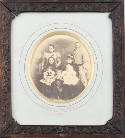 1876 Család fotója. Schrecker Ign. John műterméből, szecessziós, üvegezett, fakeretben. 17x14cm