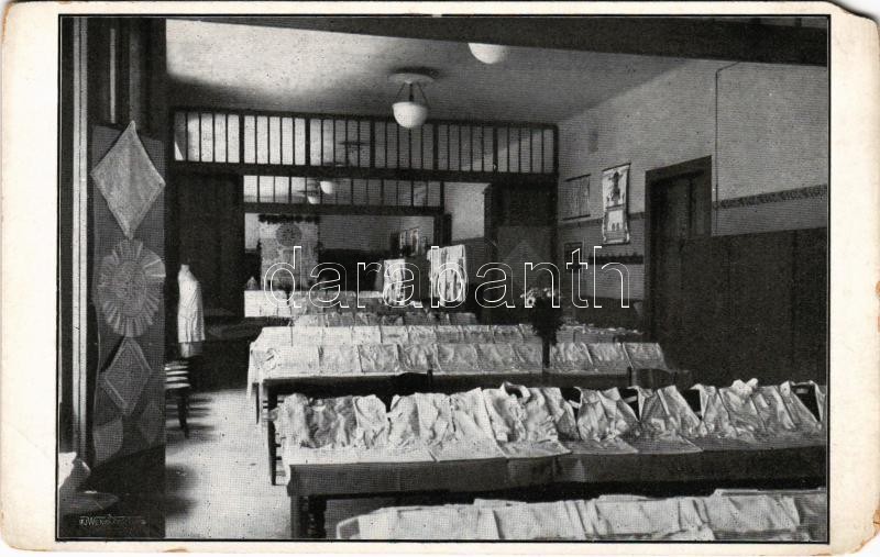 Budapest VIII. M. K. Állami Nőipariskola kiállítása 1927/28. tanév végén, belső (EM)