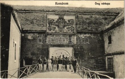 1911 Komárom, Komárno; Öreg várkapu, K.u.K. katonák. L.H. Pannonia / castle gate with K.u.K. soldiers + 'WIEN - GYŐR - BUDAPEST 352 A' vasúti mozgóposta bélyegző