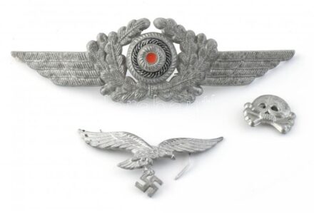 SS halálfejes sapkajelvény. Aluminium, korai változat. Replika? + fém sapkajelvények / SS-Totenkopf early badge 23x20 mm