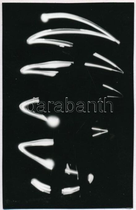 cca 1989 Fénygrafika az éjszakában, jelzés nélküli vintage fotó, kasírozva, 17x11,1 cm