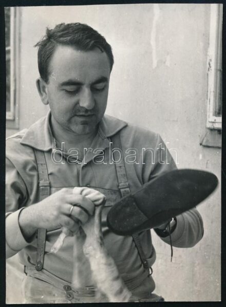 1969 Keveházi János (?-?) kőbányai fotóművész hagyatékából feliratozott portré felvétel Ujhelyi István (1936-2003) budapesti fotóművészről, a felvétel Gyulán készült, 11x7,8 cm