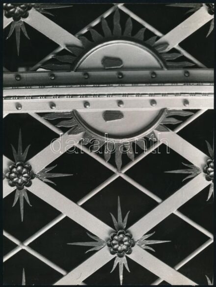 1967 Veres Mihály (?-?) salgótarjáni fotóművész hagyatékából, pecséttel jelzett, 2 db vintage fotóművészeti alkotás (Rács I-II.), a képek a Debrecenben megrendezett, nyári fotóművészeti alkotótelepen készültek, 18x24 cm és