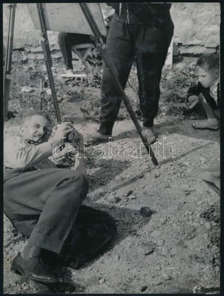 1962 Németh Mihály: Fotós munkában, feliratozott vintage fotóművészeti alkotás, a kép a Veszprémben megrendezett, nyári fotóművészeti alkotótelepen készült, 24x18 cm