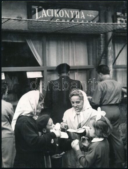 1962 Kaszab Imre: Lacikonyha, feliratozott vintage fotóművészeti alkotás, a kép a Veszprémben megrendezett, nyári fotóművészeti alkotótelepen készült, 24x18 cm
