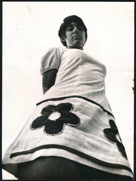 1971 Sörös Mihály: Na, mi kéne? - feliratozott, vintage fotóművészeti alkotás, a kép a Győrben megrendezett, nyári fotóművészeti alkotótelepen készült, 24x18 cm