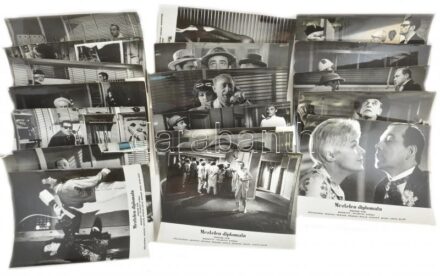1963 ,,Meztelen diplomata' című magyar film jelenetei és szereplői, 21 db produkciós filmfotó, kisebb sérülésekkel, 24x30 cm