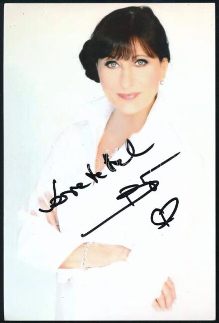 Bán Teodóra (1952-) táncműész aláírása az őt ábrázoló fotón