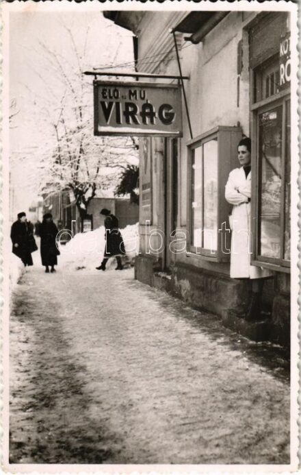 Ismeretlen település, utca télen, üzletsor, Élő és mű virágbolt. photo