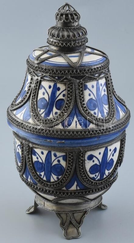 Fémrátétes fedeles porcelánváza, kopott, m:26cm