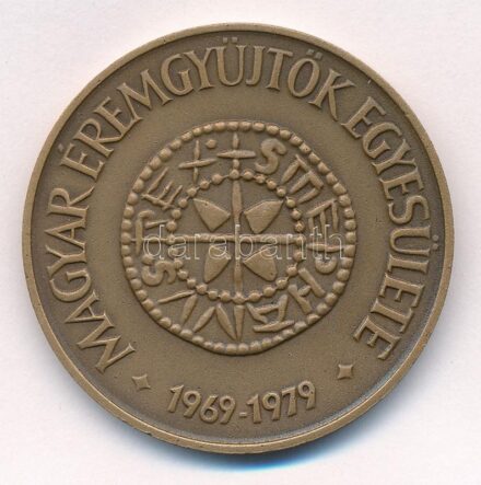 Csucs Viktória (1934-) 1979. 'Magyar Éremgyűjtők Egyesülete 1969-1979' kétoldalas bronz emlékérem (42,5mm) T:1- Adamo BP12