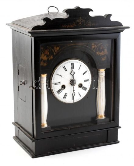 Antik feles ütős, mechanikus szerkezetű, ingás, fali óra, fatokban, porcelán betétes balüszteres díszítéssel, számlapon sérülések, működik, kulccsal, m:32cm