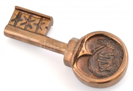 Kiss Sándor (1925-1999): Urbs Nyírbátor. Város kulcsa. Bronz, jelzett 14 cm, díszdobozban