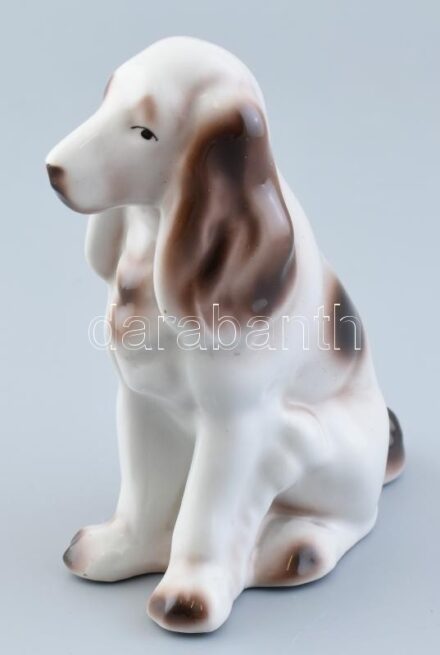 Hollóházi kutya, kézzel festett porcelán, kopásnyomokkal, jelzett, m: 14 cm
