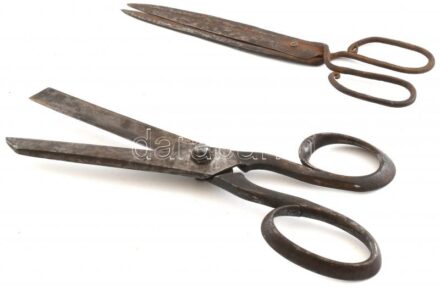 2db antik olló, az egyik jelzett, ROTH PESTEN, 1850 körül. Korának megfelelő állapotban. h: 28,5-31cm