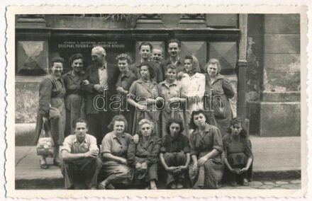 Budapest V. Fővárosi V. Vegyesipari javító vállalat üvegipari, csiszoló és tükörborító részlege, munkások csoportképe. photo (EK)