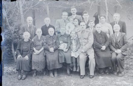 cca 1947-1950 25 db katonákat ábrázoló üvegnegatív rajta Tildy, Rákosi 12x9 cm