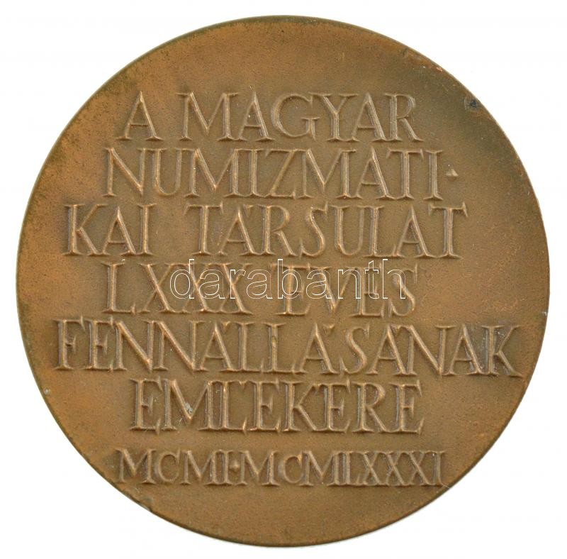 Kiss Nagy András (1930-1997) 1981. 'A Magyar Numizmatikai Társulat LXXX éves fennállásának emlékére' Br emlékérem (40mm) T:1- - Image 2