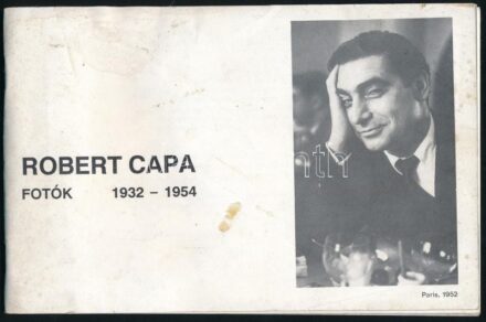 Robert Capa Fotók 1932-1954. Az összekötő szöveget Josefa Stuart írta. Bp., 1989., Idegenforgalmi Propaganda és Kiadó Vállalat. Fekete-fehér fotókkal. Papírkötés, kissé foltos borítóval.