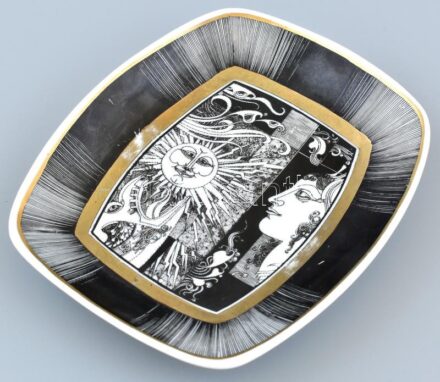 Hollóházi porcelán Szász Endre által tervezett tálka. Matricás, jelzett, erősen kopott. 12x14 cm
