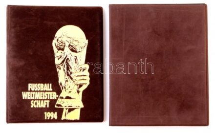 Négygyűrűs plüssborítású 'Fussball Weltmeisterschaft 1994' berakó 12db kettes osztású berakólappal, használt, jó állapotban