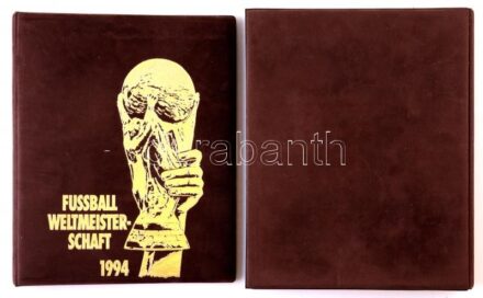 Négygyűrűs plüssborítású 'Fussball Weltmeisterschaft 1994' berakó 12db kettes és egy 1db osztás nélküli berakólappal, a sorozathoz készült tanúsítvánnyal, használt, jó állapotban