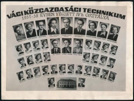 1958 Váci Közgazdasági Technikum 1957-1958. évben végzett IVb osztálya, a sarkain és a szélein kis gyűrődésnyomokkal, 18x24 cm
