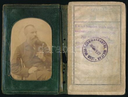 1908-1922 Magyar Királyi Államvasutak (MÁV) fényképes igazolványa vasúti alkalmazottak, Sarlay János főellenőr részére. Aranyozott bőrkötésben, sérült.