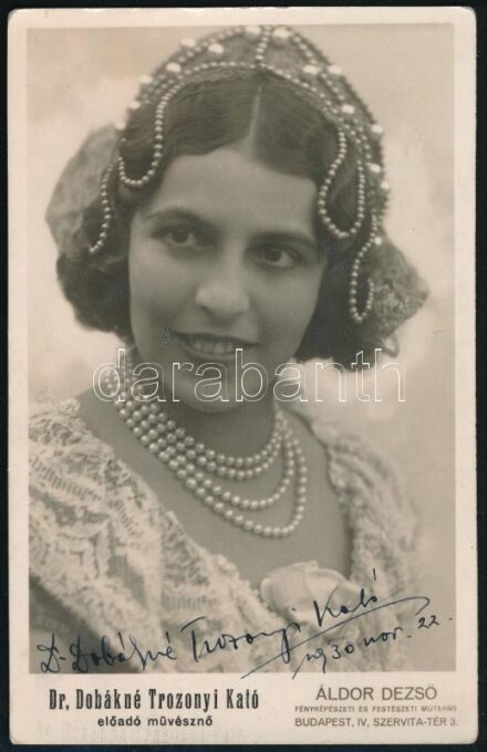 1930 Dr. Dobákné Trozonyi Kató művésznő aláírása az őt ábrázoló fotón