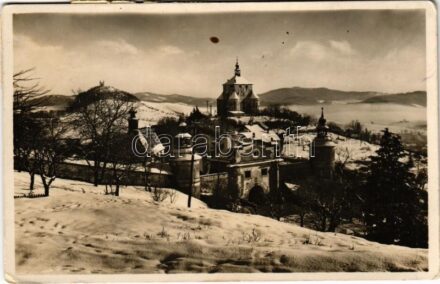 1939 Selmecbánya, Schemnitz, Banská Stiavnica; Piargská (Frauenbergská) brána, Novy zámok v pozadí Kalvária / Hegybányai (Szélaknai) kapu, Piargi kapu, Leányvár és Kálvária télen / castle, gate, calvary in winter (EK)