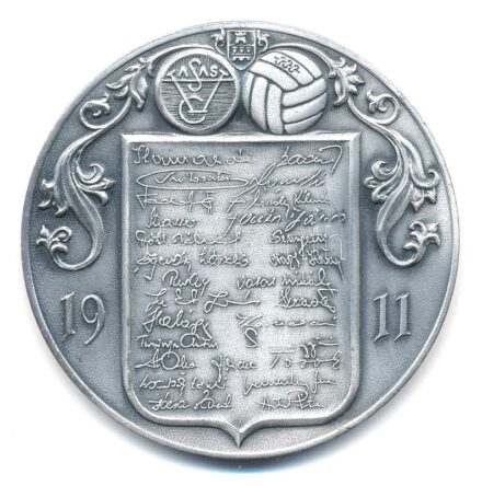 DN 'Old Boys of Vasas SC Budapest' kétoldalas, ezüstpatinázott bronz labdarúgó sport emlékérem, egyik oldalon a játékosok aláírásaival (63mm) T:1-