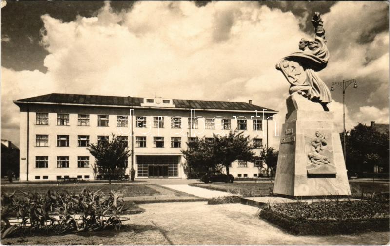 Pöstyén, Piestany; Pomník 'Vdaka osloboditelom' / emlékmű / monument (EK)